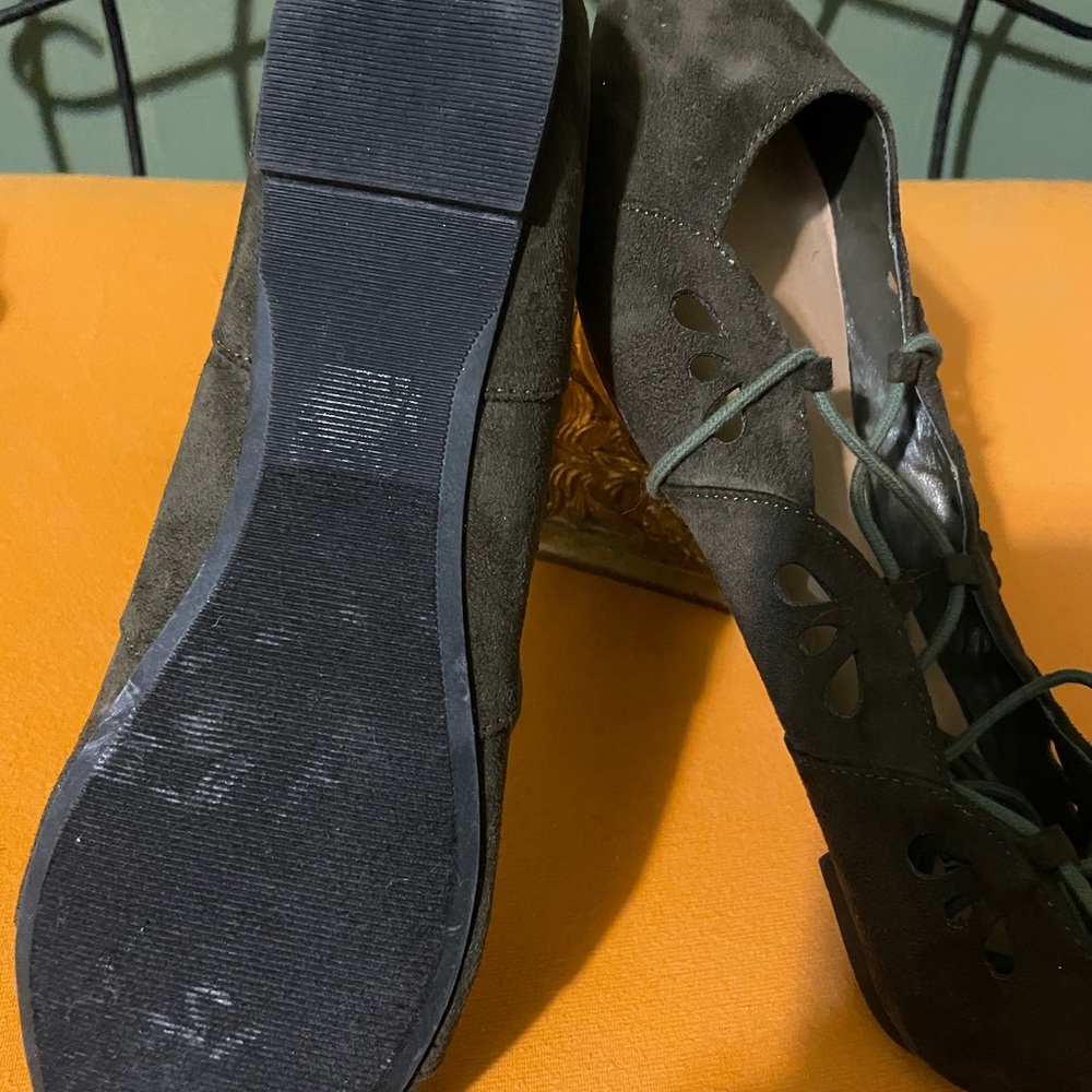 Shoes - Picture 2 of 4
